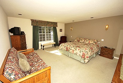 Family-Friendly Cottage with Mountain Views near Heavenly Ski Resort in South Lake Tahoe, California - South Lake Tahoe, California - glamping.directory