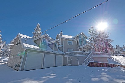 Family-Friendly Cottage with Mountain Views near Heavenly Ski Resort in South Lake Tahoe, California - South Lake Tahoe, California - glamping.directory