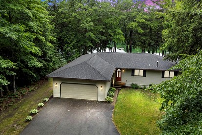 Pet Friendly Lakefront Cottage with Hot-tub in Johannesburg, Michigan - Johannesburg, Michigan - glamping.directory