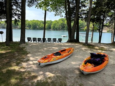 Pet Friendly Lakefront Cottage with Hot-tub in Johannesburg, Michigan - Johannesburg, Michigan - glamping.directory