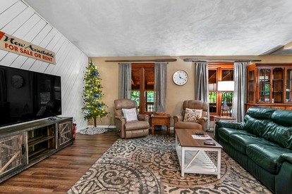 Pet Friendly Lakefront Cottage with Hot-tub in Johannesburg, Michigan - Johannesburg, Michigan - glamping.directory