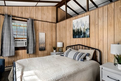 Modern Mountainside Cabin with Hot Tub, Fire Pit, Large Deck and Covered Porch - Perfect for Your Family Getaway in Hedgesville, WV - Hedgesville, West Virginia - glamping.directory