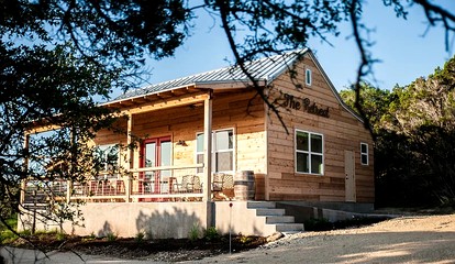 Wonderful Open-Plan Cottage for a Fantastic Family Retreat to Texas Hill Country near Dripping Springs, Texas - glamping.directory