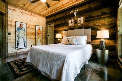 Luxurious Cabin with a Hot Tub and Fireplace near Broken Bow Lake in Oklahoma - Hochatown, Oklahoma - glamping.directory