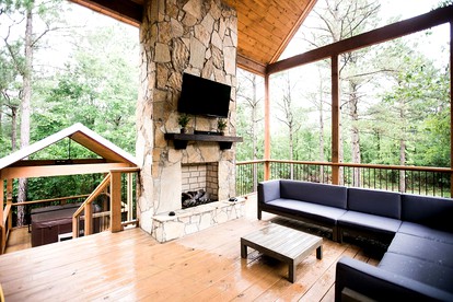 Luxurious Cabin with a Hot Tub and Fireplace near Broken Bow Lake in Oklahoma - Hochatown, Oklahoma - glamping.directory
