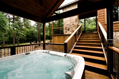 Luxurious Cabin with a Hot Tub and Fireplace near Broken Bow Lake in Oklahoma - Hochatown, Oklahoma - glamping.directory