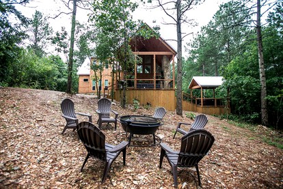Luxurious Cabin with a Hot Tub and Fireplace near Broken Bow Lake in Oklahoma - Hochatown, Oklahoma - glamping.directory