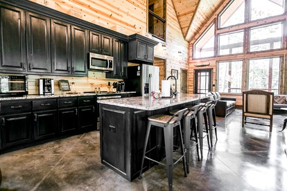Luxurious Cabin with a Hot Tub and Fireplace near Broken Bow Lake in Oklahoma - Hochatown, Oklahoma - glamping.directory