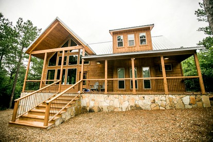 Luxurious Cabin with a Hot Tub and Fireplace near Broken Bow Lake in Oklahoma - glamping.directory