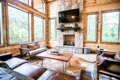 Luxurious Cabin with a Hot Tub and Fireplace near Broken Bow Lake in Oklahoma - Hochatown, Oklahoma - glamping.directory