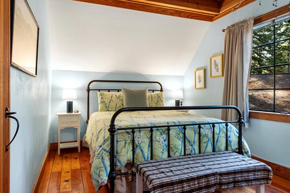 Dog Friendly, Charming Cabin with Hot Tub close to Russian River Wineries and Pacific Coastline, California - Guerneville, California - glamping.directory