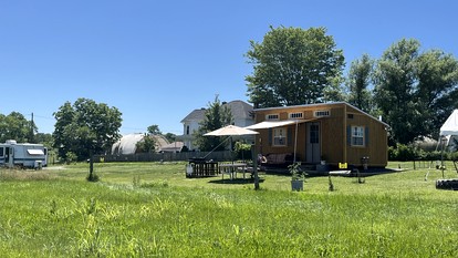 Cozy Tiny House with Fire Pit and Barbecue in Mount Jackson, Virginia - Edinburg, Virginia - glamping.directory