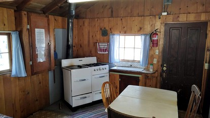 Cozy, Pet Friendly Cabin Deep in the Mountains for a Serene Getaway of Wilderness and Wildlife - Bellvue, Colorado - glamping.directory