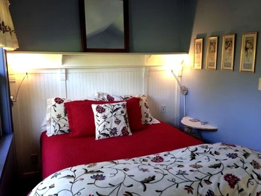 Rustic Cottage Rental with Puget Sound Views in Langley, Washington - Langley, Washington - glamping.directory