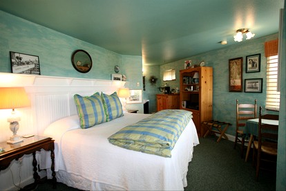 Rustic Cottage Rental with Puget Sound Views in Langley, Washington - Langley, Washington - glamping.directory