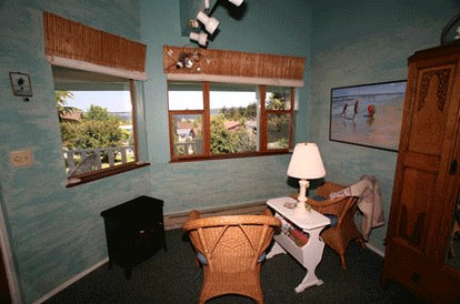 Rustic Cottage Rental with Puget Sound Views in Langley, Washington - Langley, Washington - glamping.directory