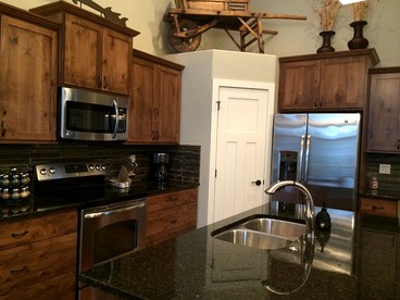 Cozy Four-Bedroom Cabin Getaway near Whitefish Mountain Resort in Montana - Columbia Falls, Montana - glamping.directory