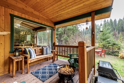 Pet-Friendly Cabin Wonderful for a Romantic Getaway in Leavenworth, Washington - Leavenworth, Washington - glamping.directory