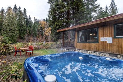Pet-Friendly Cabin Wonderful for a Romantic Getaway in Leavenworth, Washington - Leavenworth, Washington - glamping.directory