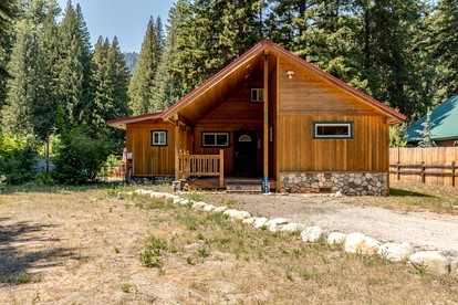 Pet-Friendly Cabin Wonderful for a Romantic Getaway in Leavenworth, Washington - glamping.directory