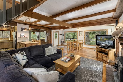Pet-Friendly Cabin Wonderful for a Romantic Getaway in Leavenworth, Washington - Leavenworth, Washington - glamping.directory