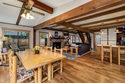 Pet-Friendly Cabin Wonderful for a Romantic Getaway in Leavenworth, Washington - Leavenworth, Washington - glamping.directory