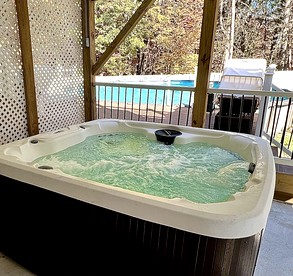 Gorgeous Cottage with Swimming Pool, Sauna and Hot-tub in East Stroudsburg, Pennsylvania - East Stroudsburg, Pennsylvania - glamping.directory
