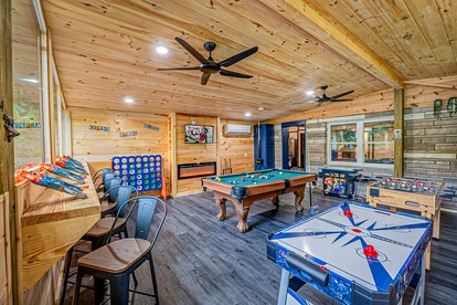 Smoky Mountain Cabin Retreat with Hot Tub, Game Room, Mini Golf & Creek Views in Pigeon Forge, Tennessee - Pigeon Forge, Tennessee - glamping.directory