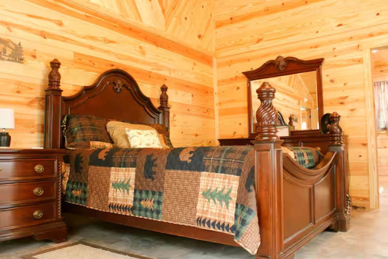Elegant Log Cabin Creekside - Alabama - glamping.directory