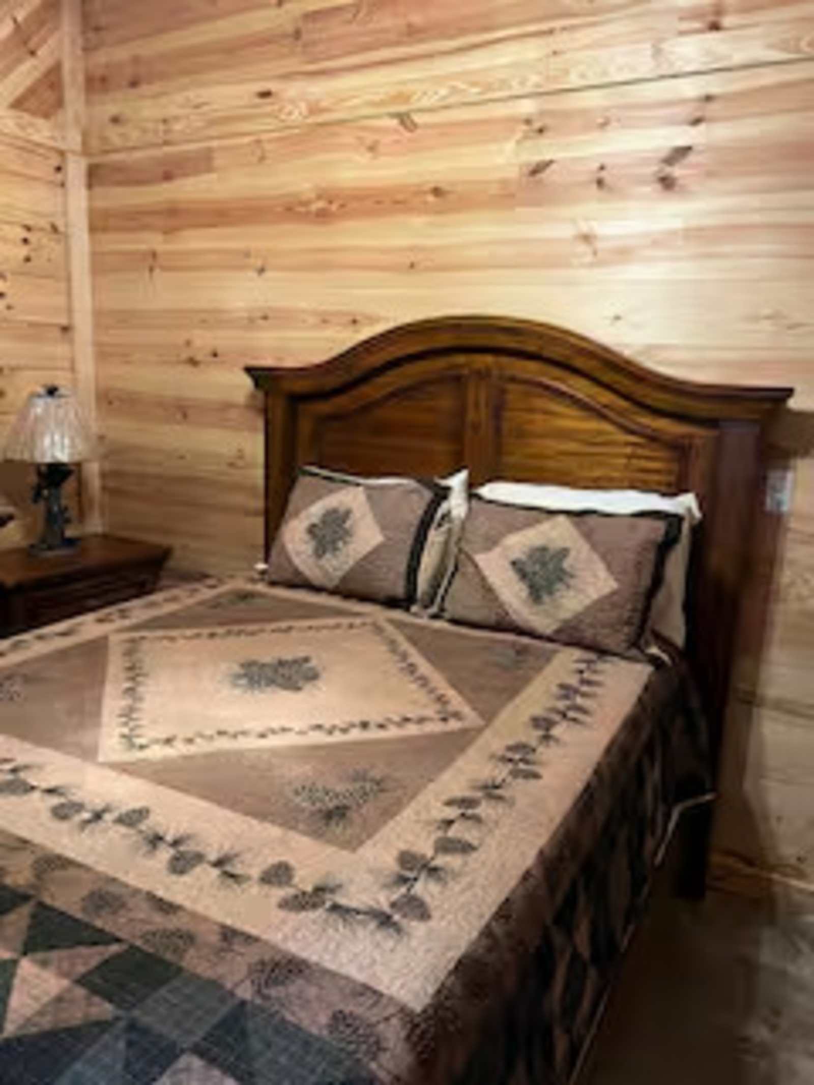 Elegant Log Cabin Creekside - Alabama - glamping.directory