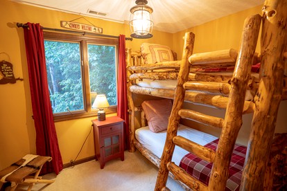 Luxury Cabin Rental with Beautiful Creek Views in Peterstown, West Virginia - Peterstown, West Virginia - glamping.directory