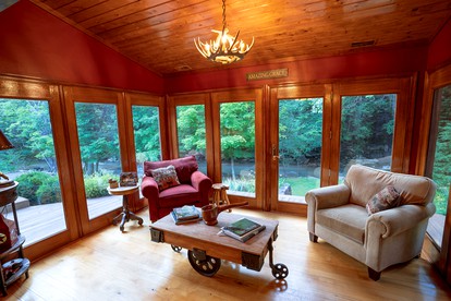 Luxury Cabin Rental with Beautiful Creek Views in Peterstown, West Virginia - Peterstown, West Virginia - glamping.directory