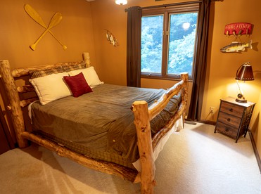 Luxury Cabin Rental with Beautiful Creek Views in Peterstown, West Virginia - Peterstown, West Virginia - glamping.directory