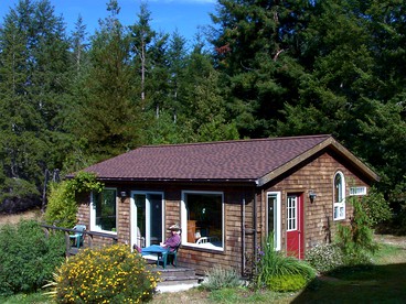 Rural Vacation Cottage near the Coast and the Town of Albion in Northern California - glamping.directory