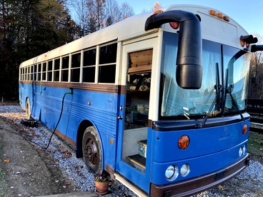 Eccentric Converted Bus, Perfect for a Tennessee Vacation - Grandview, Tennessee - glamping.directory