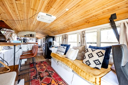 Eccentric Converted Bus, Perfect for a Tennessee Vacation - Grandview, Tennessee - glamping.directory