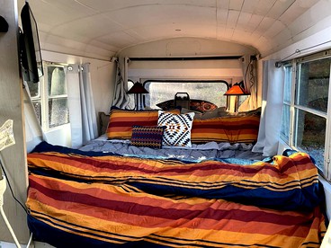 Eccentric Converted Bus, Perfect for a Tennessee Vacation - Grandview, Tennessee - glamping.directory