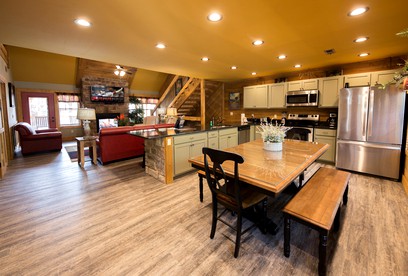 Tennessee Wilderness Retreat: Experience Luxe Glamping in this Comfortable Rental with Games Room - Gatlinburg, Tennessee - glamping.directory