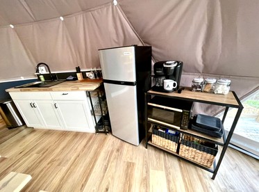 Spacious Dome with Lofted Interior and Furnished Deck in Kentucky - Cadiz, Kentucky - glamping.directory