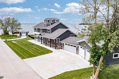 Lakefront Cottage with Nice Sights in Green Bay, Wisconsin - Green Bay, Wisconsin - glamping.directory