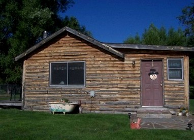Charming Cabin Getaway in the Black Hills Mountains in Hill City, South Dakota - glamping.directory