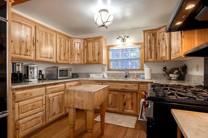 Charming Vintage Mountain Cabin with Scenic Lake Views near Big Bear Lake, California - Big Bear Lake, California - glamping.directory