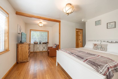 Charming Vintage Mountain Cabin with Scenic Lake Views near Big Bear Lake, California - Big Bear Lake, California - glamping.directory