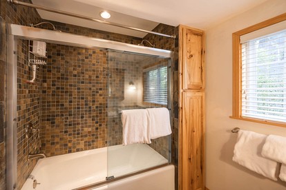 Charming Vintage Mountain Cabin with Scenic Lake Views near Big Bear Lake, California - Big Bear Lake, California - glamping.directory