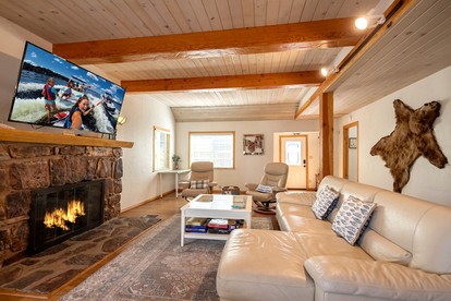 Charming Vintage Mountain Cabin with Scenic Lake Views near Big Bear Lake, California - Big Bear Lake, California - glamping.directory