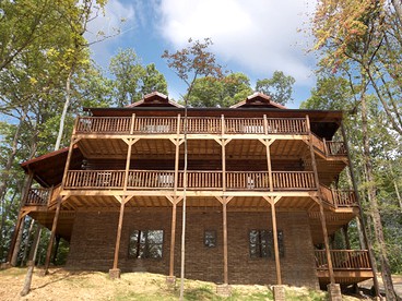 Spacious Cabin Rental with a Games Room for a Family Getaway in the Smokies, Tennessee - Gatlinburg, Tennessee - glamping.directory