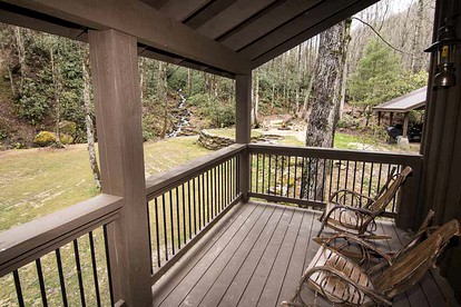 Private Cabin Rental for Eight in the Nantahala National Forest, North Carolina - Robbinsville, North Carolina - glamping.directory