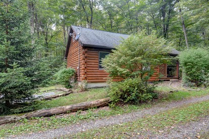 Gorgeous Cabin with Fire Pit and Hot Tub in Bruceton Mills, West Virginia - Bruceton Mills, West Virginia - glamping.directory