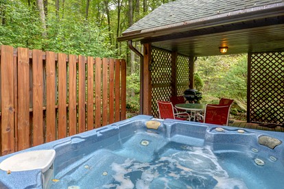 Gorgeous Cabin with Fire Pit and Hot Tub in Bruceton Mills, West Virginia - Bruceton Mills, West Virginia - glamping.directory