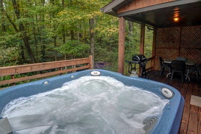 Gorgeous Cabin with Fire Pit and Hot Tub in Bruceton Mills, West Virginia - Bruceton Mills, West Virginia - glamping.directory